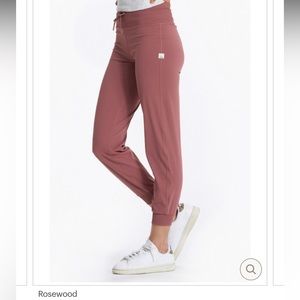 Vuori Daily Jogger in Rosewood | Size M | Like New